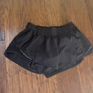 Lululemon Hot High-Rise Lined Short 2.5"